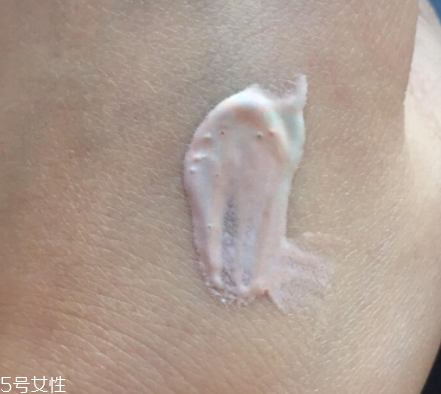 holika隔離霜好用嗎？性價比極高的干皮隔離霜