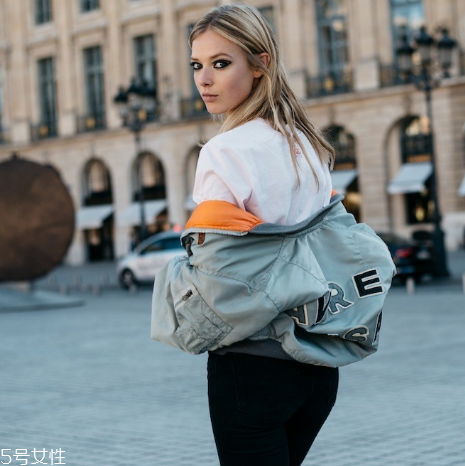 外套怎么穿更帥氣？今年開春這樣穿