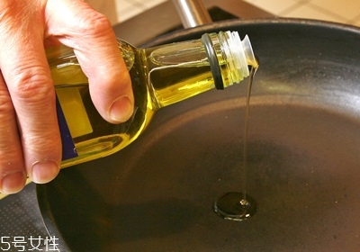 煎牛排用什么調(diào)料 煎牛排的6個技巧 煎牛排用什么調(diào)料 煎牛排的6個技巧