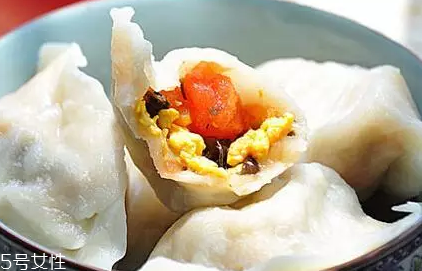 餃子餡先放水還是先放油？油是最后放的調(diào)料