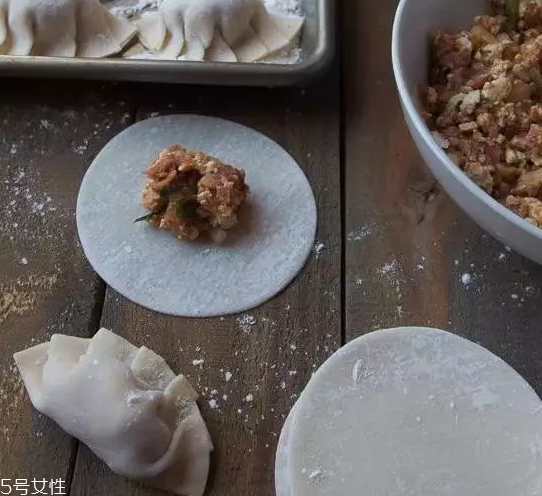 餃子餡先放水還是先放油？油是最后放的調(diào)料