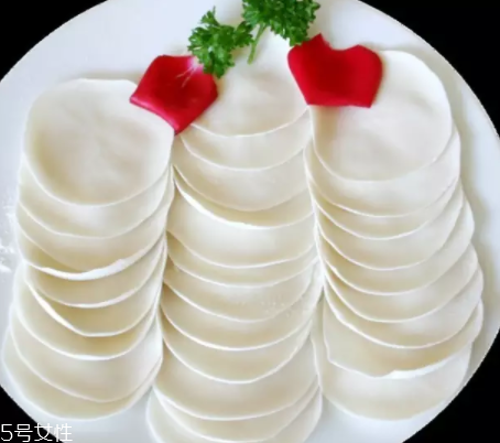 搟餃子皮怎么轉(zhuǎn)圈？借用巧力才能轉(zhuǎn)圈成圓