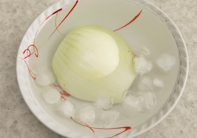 切洋蔥不會流淚的方法 為什么切洋蔥會流淚 切洋蔥不會流淚的方法 為什么切洋蔥會流淚