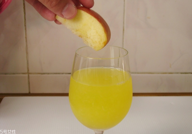 切好的水果怎么不變色 怎么讓水果不變色 切好的水果怎么不變色 怎么讓水果不變色