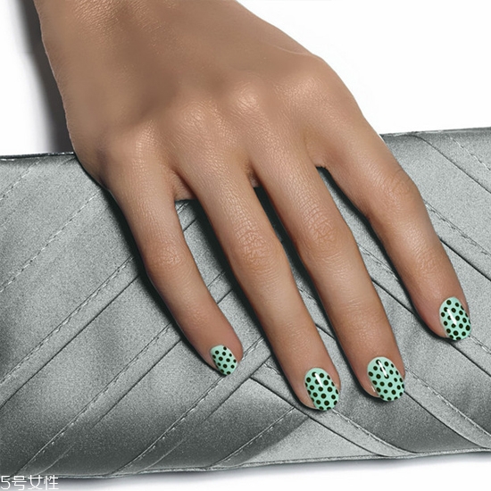 夏季美甲圖片2018款式 韓國(guó)范顯手白的美甲顏色圖片 夏季美甲圖片2018款式 韓國(guó)范顯手白的美甲顏色圖片