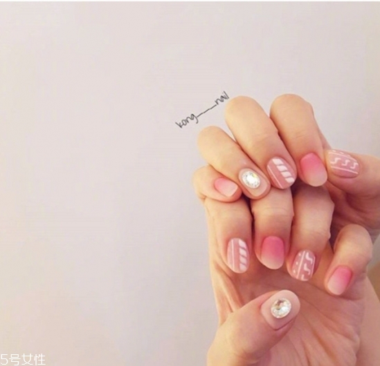 2022最流行的美甲什么顏色 2022簡(jiǎn)約大氣的美甲圖片 2022最流行的美甲什么顏色 2022簡(jiǎn)約大氣的美甲圖片