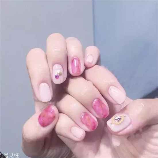 2022最流行的美甲什么顏色 2022簡(jiǎn)約大氣的美甲圖片 2022最流行的美甲什么顏色 2022簡(jiǎn)約大氣的美甲圖片