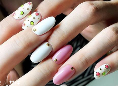 2022適合春天的指甲油 小心使用珠光指甲油 2022適合春天的指甲油 小心使用珠光指甲油