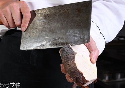 怎么削芋頭手不癢 削芋頭手不癢的方法 怎么削芋頭手不癢 削芋頭手不癢的方法