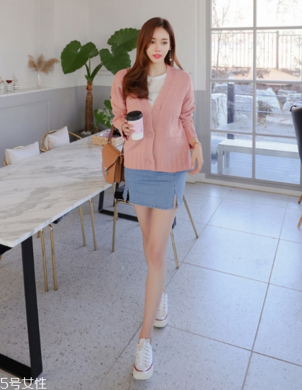 毛衣搭配短裙好看嗎？立顯俏皮少女范兒