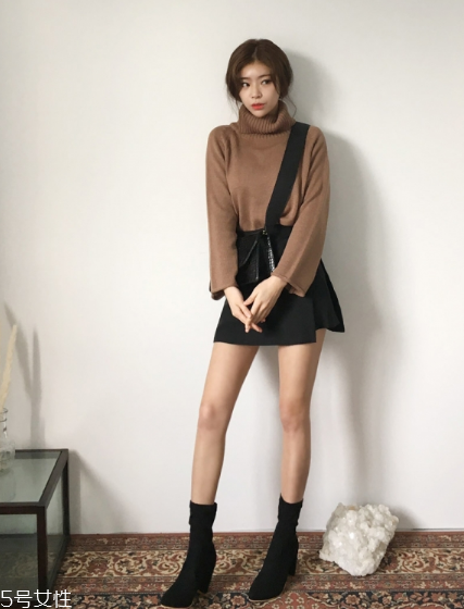 毛衣搭配短裙好看嗎？立顯俏皮少女范兒