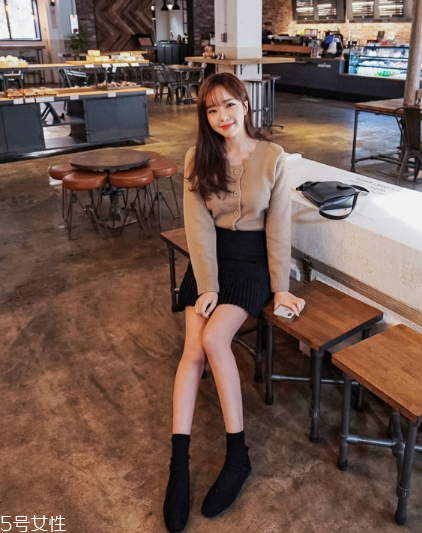 毛衣搭配短裙好看嗎？立顯俏皮少女范兒