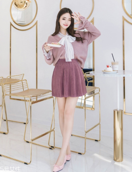 毛衣搭配短裙好看嗎？立顯俏皮少女范兒