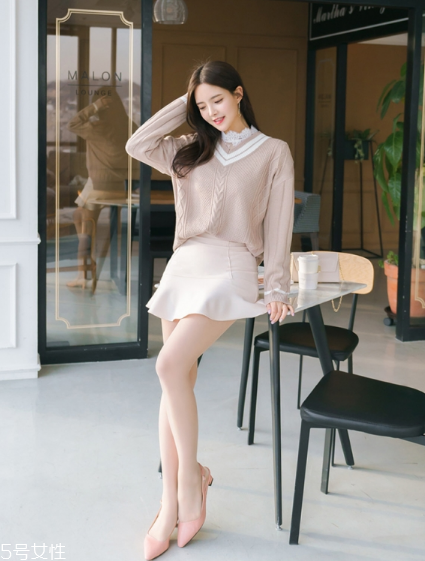 毛衣搭配短裙好看嗎？立顯俏皮少女范兒