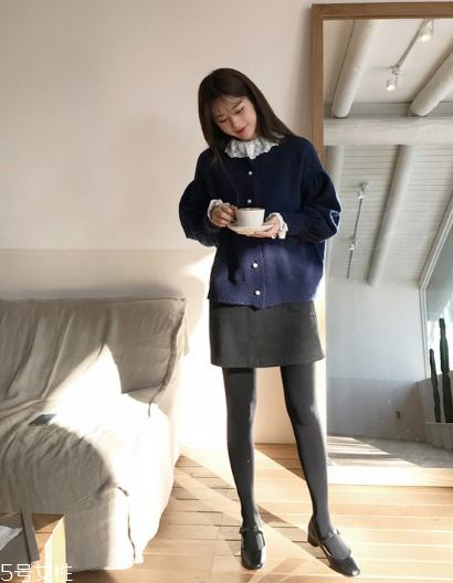 毛衣搭配短裙好看嗎？立顯俏皮少女范兒