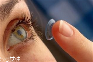 美瞳睡覺忘摘了會怎么樣 美瞳不宜過長時(shí)間佩戴 美瞳睡覺忘摘了會怎么樣 美瞳不宜過長時(shí)間佩戴