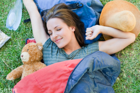 美瞳睡覺忘摘了會怎么樣 美瞳不宜過長時(shí)間佩戴 美瞳睡覺忘摘了會怎么樣 美瞳不宜過長時(shí)間佩戴