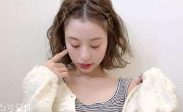 扎發(fā)型的多種扎法 3種簡單扎發(fā)優(yōu)雅又減齡 扎發(fā)型的多種扎法 3種簡單扎發(fā)優(yōu)雅又減齡