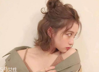 扎發(fā)型的多種扎法 3種簡單扎發(fā)優(yōu)雅又減齡 扎發(fā)型的多種扎法 3種簡單扎發(fā)優(yōu)雅又減齡