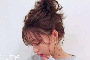 扎發(fā)型的多種扎法 3種簡單扎發(fā)優(yōu)雅又減齡 扎發(fā)型的多種扎法 3種簡單扎發(fā)優(yōu)雅又減齡