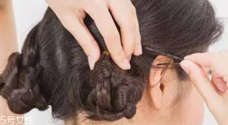扎發(fā)型的多種扎法 3種簡單扎發(fā)優(yōu)雅又減齡 扎發(fā)型的多種扎法 3種簡單扎發(fā)優(yōu)雅又減齡