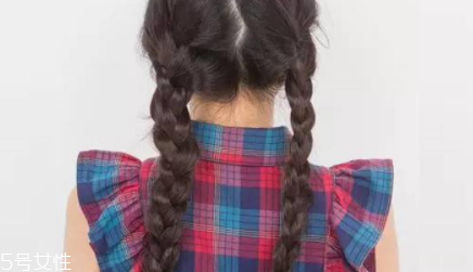 扎發(fā)型的多種扎法 3種簡單扎發(fā)優(yōu)雅又減齡 扎發(fā)型的多種扎法 3種簡單扎發(fā)優(yōu)雅又減齡