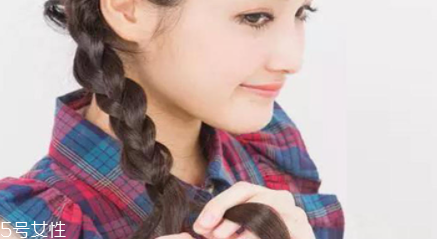 扎發(fā)型的多種扎法 3種簡單扎發(fā)優(yōu)雅又減齡 扎發(fā)型的多種扎法 3種簡單扎發(fā)優(yōu)雅又減齡