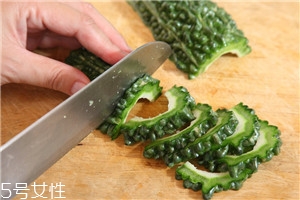 苦瓜怎么去苦味 苦瓜去苦味的方法 苦瓜怎么去苦味 苦瓜去苦味的方法
