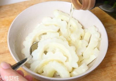 苦瓜怎么去苦味 苦瓜去苦味的方法 苦瓜怎么去苦味 苦瓜去苦味的方法