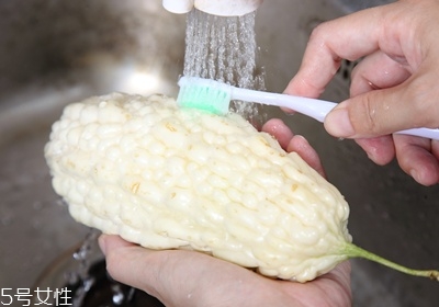苦瓜怎么去苦味 苦瓜去苦味的方法 苦瓜怎么去苦味 苦瓜去苦味的方法