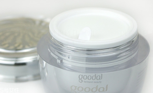 蝸牛霜和素顏霜的區(qū)別 蝸牛霜和素顏霜的區(qū)別