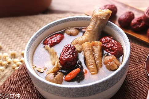 黃芪可以和紅棗一起泡水嗎 黃芪可以和紅棗一起泡水嗎