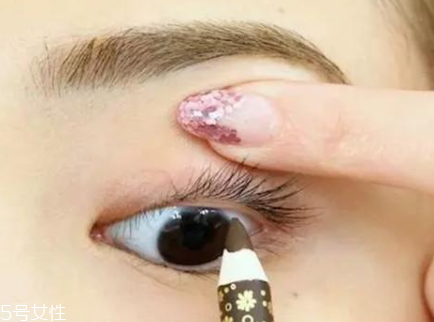 不畫眼線只涂睫毛膏行嗎？這么涂睫毛膏能放大雙眼