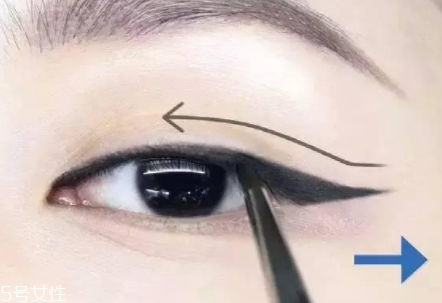 不畫眼線只涂睫毛膏行嗎？這么涂睫毛膏能放大雙眼