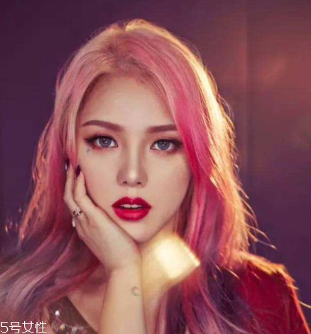 玻璃唇怎么畫好看？這么畫唇妝少女感十足