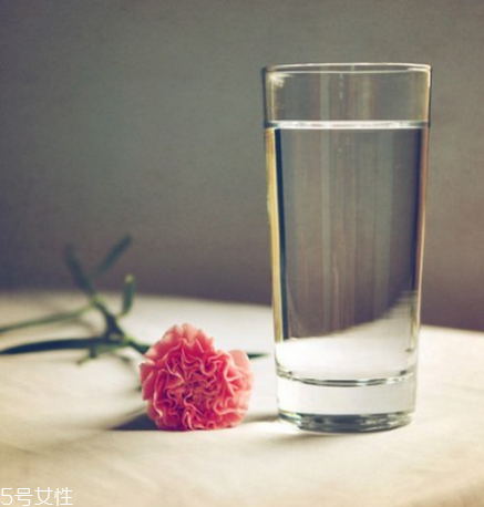 口紅不脫妝的小妙招 2步讓唇妝持續(xù)一整天 口紅不脫妝的小妙招 2步讓唇妝持續(xù)一整天