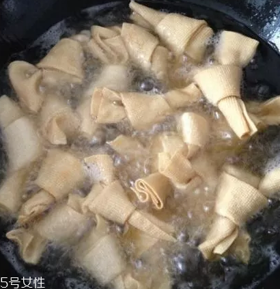 豆腐皮能油炸嗎？火候太猛容易炸糊