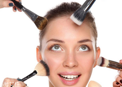 韓式裸妝化妝步驟圖解 上班族女性淡妝的畫(huà)法