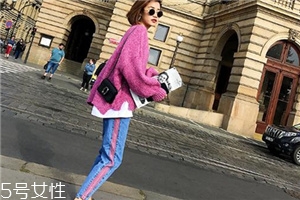 牛仔褲被84染了怎么辦？立即沖洗干凈