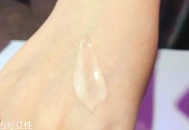 雅詩蘭黛線雕精華和小棕瓶哪個好？一起使用效果佳