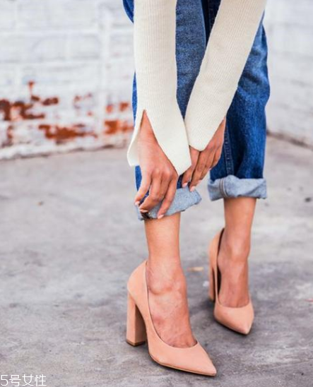 牛仔褲能配高跟鞋嗎？精致女生的穿搭法則