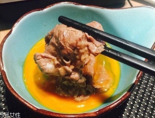 壽喜燒和火鍋的區(qū)別 不僅是日本版的火鍋 壽喜燒和火鍋的區(qū)別 不僅是日本版的火鍋