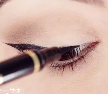 眼線眼尾怎么畫(huà)好看？用透明膠畫(huà)出優(yōu)美弧度