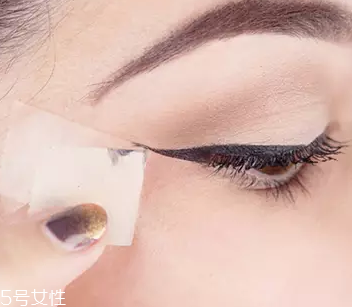 眼線眼尾怎么畫(huà)好看？用透明膠畫(huà)出優(yōu)美弧度