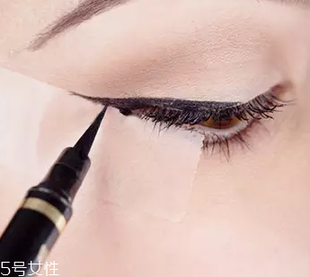 眼線眼尾怎么畫(huà)好看？用透明膠畫(huà)出優(yōu)美弧度