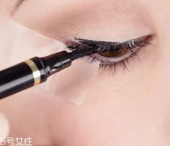眼線眼尾怎么畫(huà)好看？用透明膠畫(huà)出優(yōu)美弧度