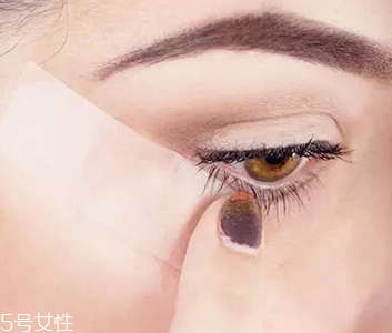 眼線眼尾怎么畫(huà)好看？用透明膠畫(huà)出優(yōu)美弧度