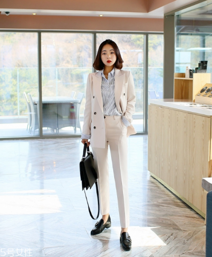 雙排扣西裝怎么搭配？盡顯帥氣女王范兒