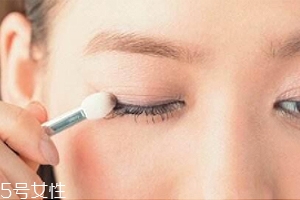 怎么樣畫內(nèi)眼線不暈染 用眼影粉和蜜粉打底 怎么樣畫內(nèi)眼線不暈染 用眼影粉和蜜粉打底