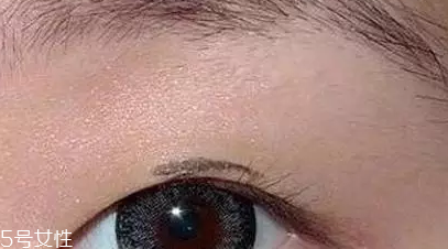 怎么樣畫內(nèi)眼線不暈染 用眼影粉和蜜粉打底 怎么樣畫內(nèi)眼線不暈染 用眼影粉和蜜粉打底